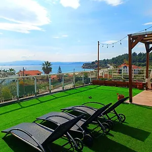 Apartament Salonikiou, Akti Salonikiou